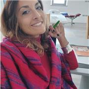 Da studentessa quale ero mi sarebbe sempre piaciuto trovare quel docente giusto per me. Oggi, dopo molto studio ed impegno, sui libri e dietro una cattedra, cerco di essere quel docente di cui avevo bisogno